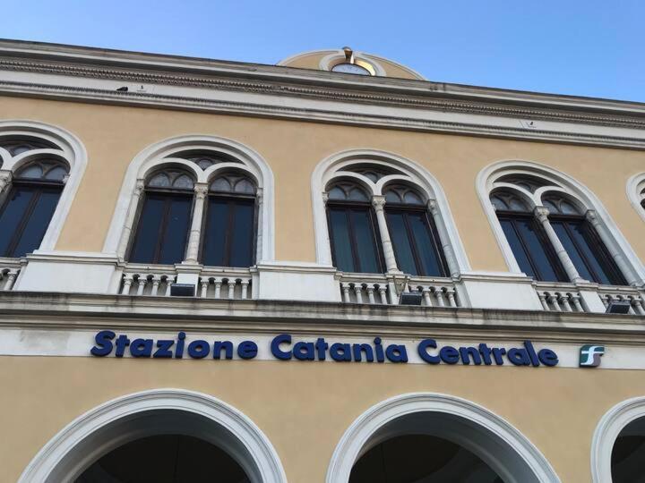 Binario 8 Catania Stazione Centrale Extérieur photo